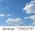 雲がぷかぷか浮かぶ、晴天の青空 75624797
