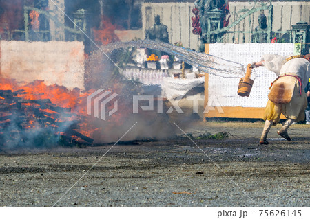 東京都　高尾山薬王院　火渡り祭 75626145