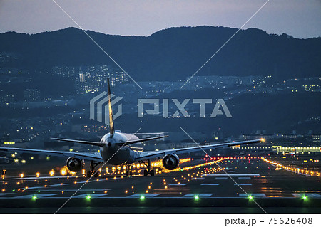 伊丹空港の夜景 離陸直前の飛行機 大阪府豊中市の写真素材