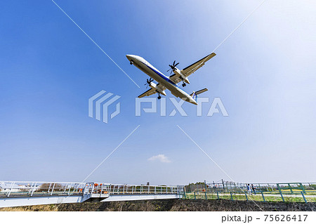 空港の風景 着陸中の飛行機 大阪府豊中市 空港の風景 着陸中の飛行機 大阪府豊中市 75626417