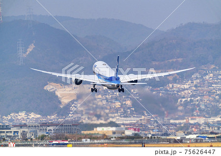 空港の風景　離陸中の飛行機　大阪府豊中市 75626447