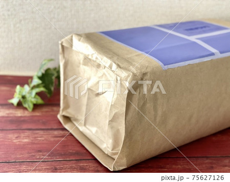 床に置いた宅配便の荷物 床に置いた宅配便の荷物 75627126