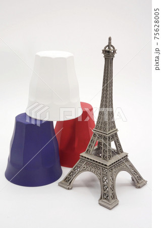 トリコロールのコップとエッフェル塔の置き物	 75628005