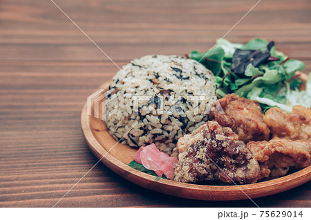 ひじきご飯と唐揚げ　自炊 75629014
