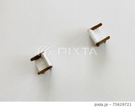 背中を向けた椅子小物2個 75629721