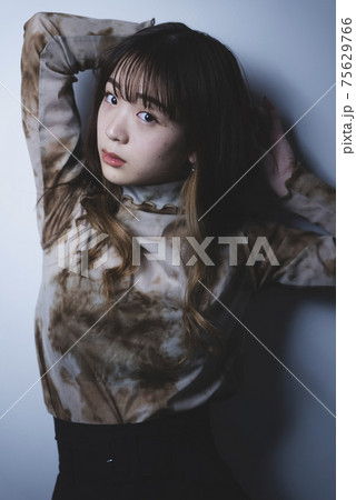 クールな女性 クールな女性 75629766