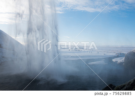 北欧アイスランドの冬期のセリャラントフォスの滝の景色(滝つぼと青空) 北欧アイスランドの冬期のセリャラントフォスの滝の景色(滝つぼと青空) 75629885
