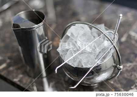 お店の氷 75630046