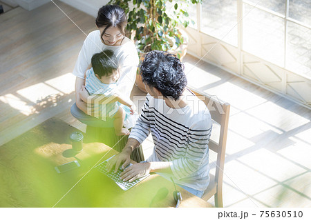 在宅ワーク　オンライン会議　子守 75630510