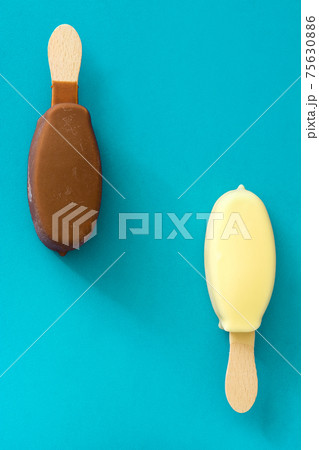 Chocolate ice cream popsicles Chocolate ice cream popsicles 75630886