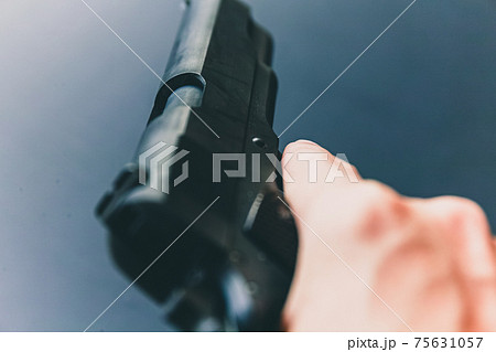 ハンドガンを構える ハンドガンを構える 75631057