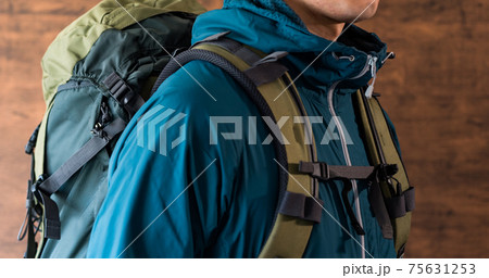 バックパックを背負った人物 バックパックを背負った人物 75631253