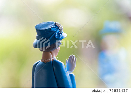 手を振る貴婦人 75631437
