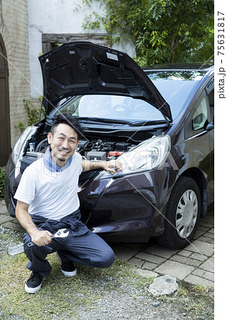 車を修理する男性 75631817