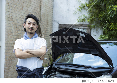 車を修理する男性 75631824