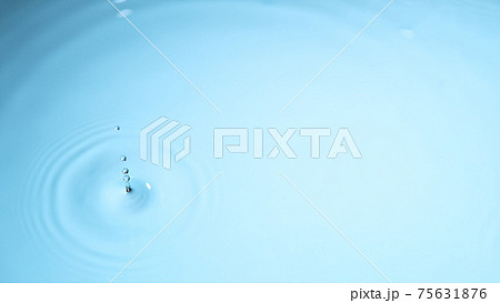 Water drops falling on water surface 75631876