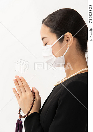 喪服の女性　合掌　マスク 75632328