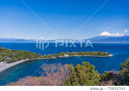 (静岡県)大瀬崎(おせざき)から海越しの富士山 (静岡県)大瀬崎(おせざき)から海越しの富士山 75632541