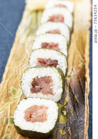 おいしいマグロ太巻寿司 75634254