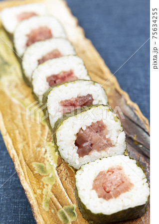 おいしいマグロ太巻寿司 75634255
