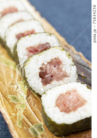 おいしいマグロ太巻寿司 75634256