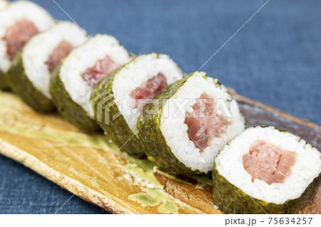 おいしいマグロ太巻寿司 75634257