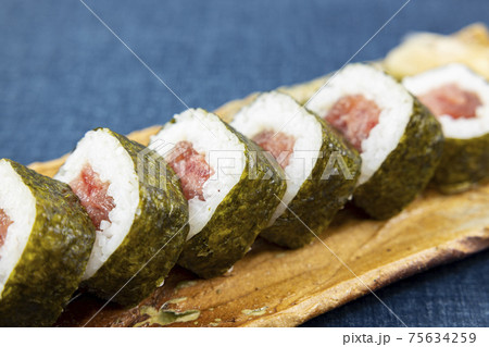おいしいマグロ太巻寿司 おいしいマグロ太巻寿司 75634259