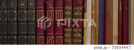 本棚の古い本の背表紙の背景テクスチャーの写真素材 [75634447] - PIXTA