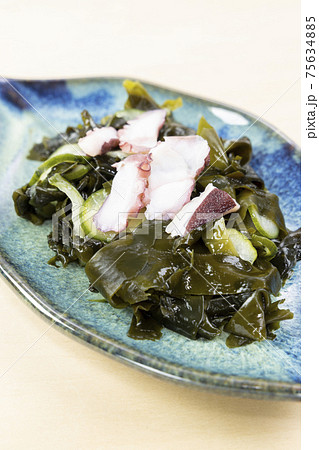 おいしいワカメとタコときゅうりの酢の物 75634885