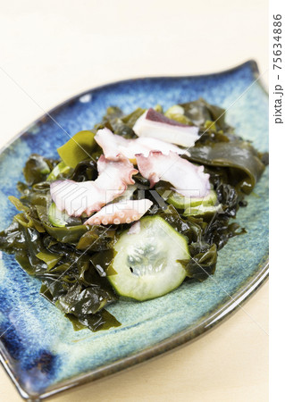 おいしいワカメとタコときゅうりの酢の物 75634886