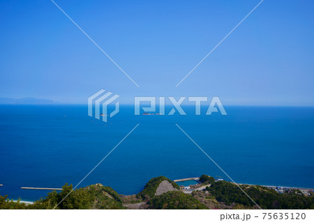 青空と瀬戸内海 香川県東かがわ市大坂峠展望台から北方向を撮影 青空と瀬戸内海 香川県東かがわ市大坂峠展望台から北方向を撮影 75635120