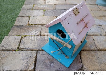 子供が作った木の鳥小屋　蝶番 75635992