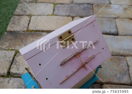 子供が作った木の鳥小屋　蝶番 75635995
