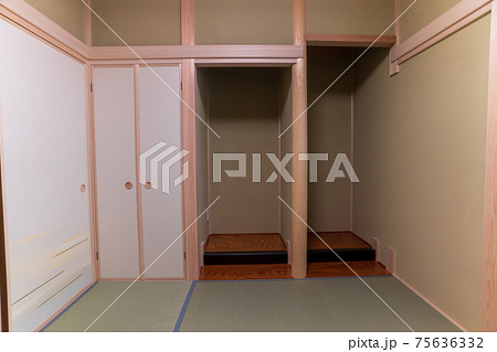 新築住宅の和室　絞り柱　床柱 75636332