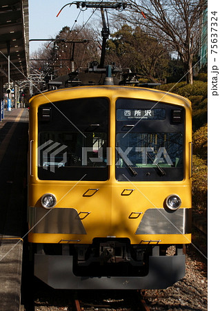 西武球場前駅に停車中の西武狭山線101系牽引車 西武球場前駅に停車中の西武狭山線101系牽引車 75637324