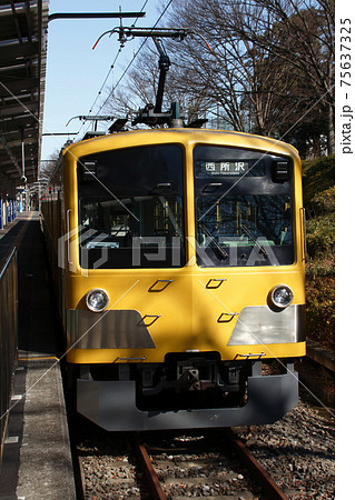 西武球場前駅に停車中の西武狭山線101系牽引車 75637325