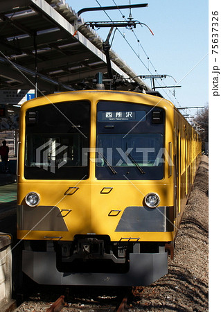 西武球場前駅に停車中の西武狭山線101系牽引車 75637326
