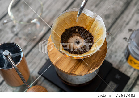 珈琲 ペーパードリップ HARIO V60 耐熱ガラスドリッパー オリーブウッド 抽出中 ドーム形成 珈琲 ペーパードリップ HARIO V60 耐熱ガラスドリッパー オリーブウッド 抽出中 ドーム形成 75637483