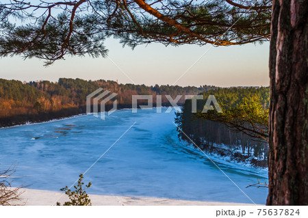 Beautiful Winter Landscape in the Frozen River 75637824