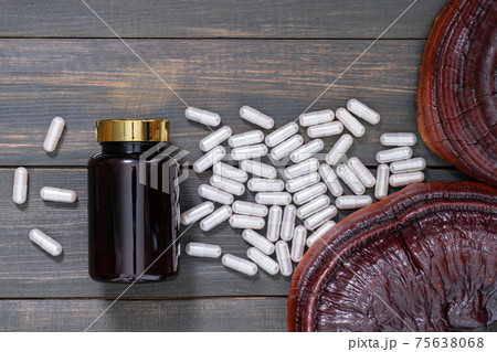 Ling zhi mushroom and capsule with bottle mockup 75638068