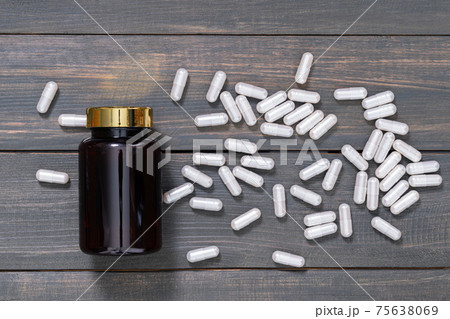 Ling zhi mushroom and capsule with bottle mockup 75638069