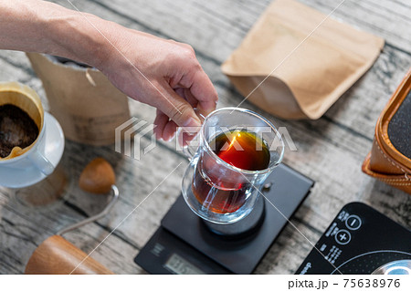 珈琲　コーヒーカップに注ぐ　コーヒー色　ライトアップ　ダブルウォールグラス 75638976