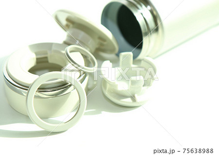 パッキンなどを取り外し分解した水筒 75638988