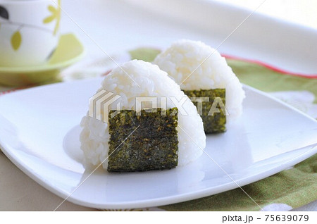 三角海苔おむすび2個 75639079