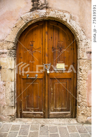 Old wooden doors, metal handles 75639591