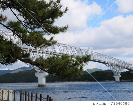五島列島の若松島と中通島を繋ぐ「若松大橋」 75640596