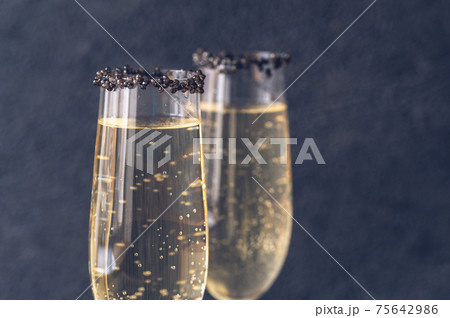 Flutes of champagne 75642986