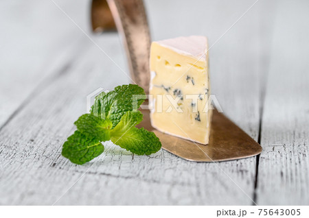 Blue cheese with white mould 75643005