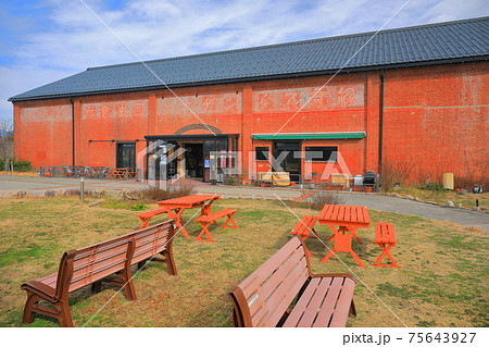 【福井県】晴天下の敦賀赤レンガ倉庫　南館 75643927