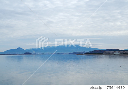 中海の岸から眺める大山の上空に大山を模写した形の雲が掛かっている風景 … 島根県 安来市(曇り) 中海の岸から眺める大山の上空に大山を模写した形の雲が掛かっている風景 … 島根県 安来市(曇り) 75644430